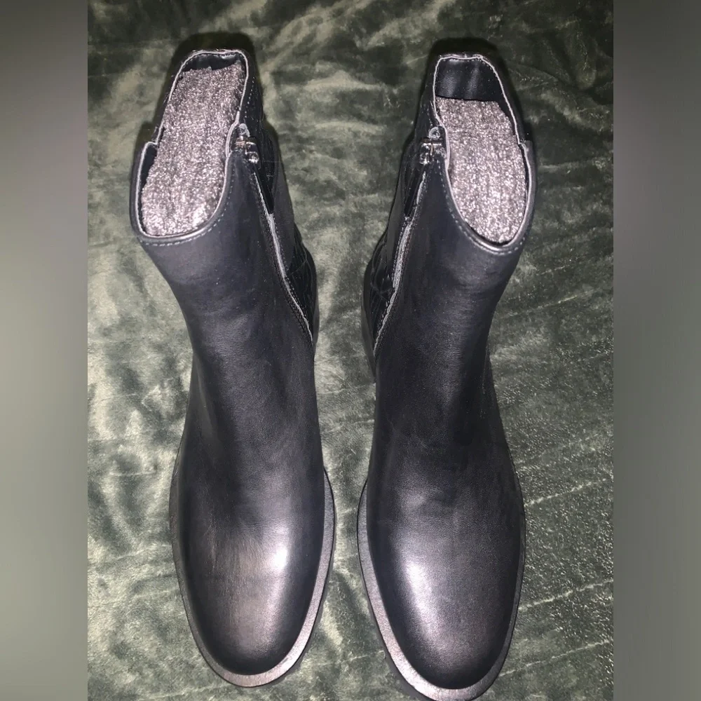 *KARL LAGERFELD VARA BOOTS